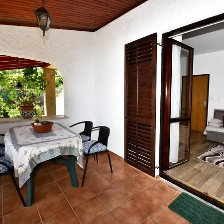 Apartment Irena Arvaj *