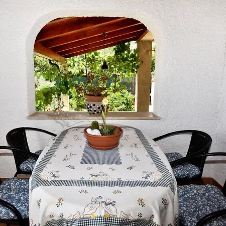 Apartment Irena Arvaj *