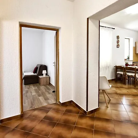 Apartment Irena Arvaj *