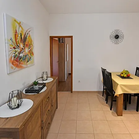 Apartman Irena Arvaj *