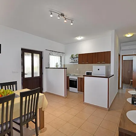 Apartman Irena Arvaj *