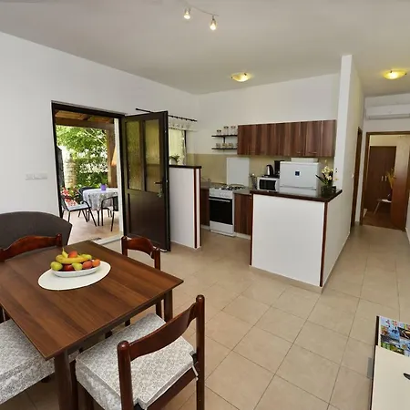 Apartment Irena Arvaj *