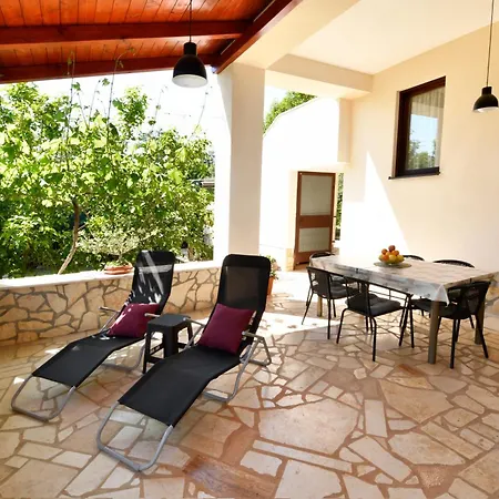 Apartman Irena Arvaj *